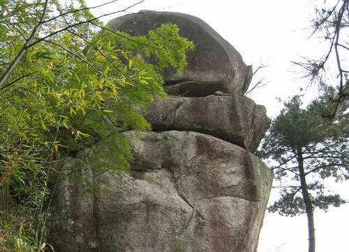 三叠岩风景区位于湖镇镇南5公里的龙丘山脉