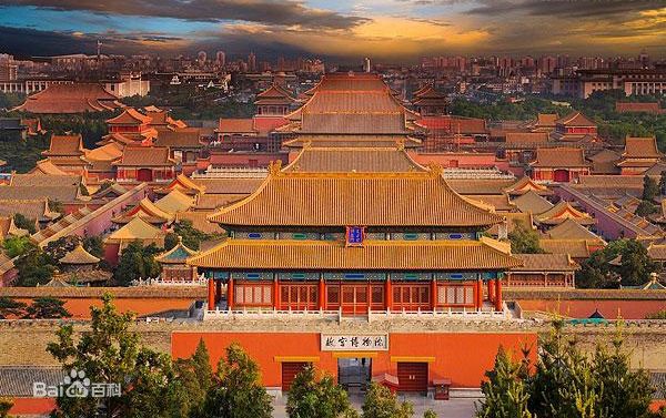 从网上找了一张故宫全景图,我们可以在景山公园的制高点看到这张全景