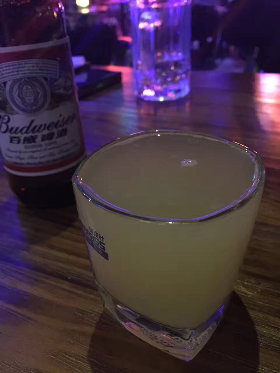 夜晚找一家音乐酒吧,喝着青稞酒,听他们讲自己的故事,自己也成了故事