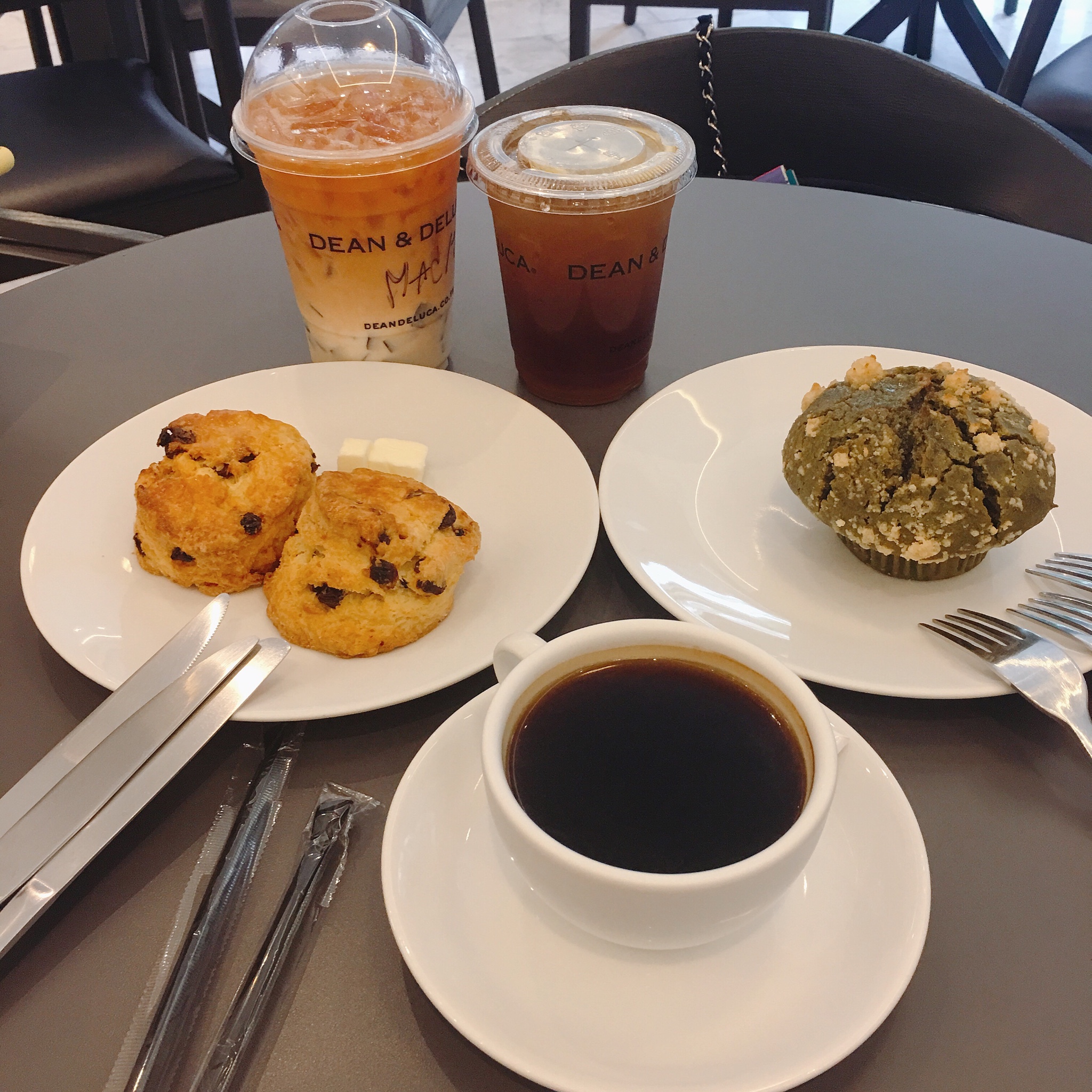 楼下的咖啡店,上班族们安静的吃着早餐,一杯咖啡,一台电脑,一份报纸