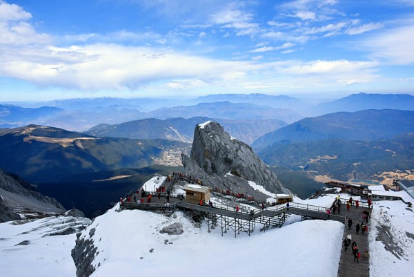 第二天七点起床吃早餐,早餐过桥米线味道超正,就在住的客栈路口处 在上玉龙雪山之前要和旅行社签合同,这次去纯玩儿,合同有写不强迫游客买任何东西自愿购买所以比较愉快的一次旅行,报的是一日团游,导游是当地的纳西族人特别好对每位游客都细心照顾 八点旅行大巴准时来接,出发前一天晚上旅行社会打电话问在什么位置,第二天旅行大巴准时来接服务特别好 去雪山的路上检查很严格,检查了两次,没有合同的不能上山,多少人要点清做好记录,上山之前买点士力架啥的补充能量,山上也有很贵,上山之前要租棉衣,我是报团一日游530RMB