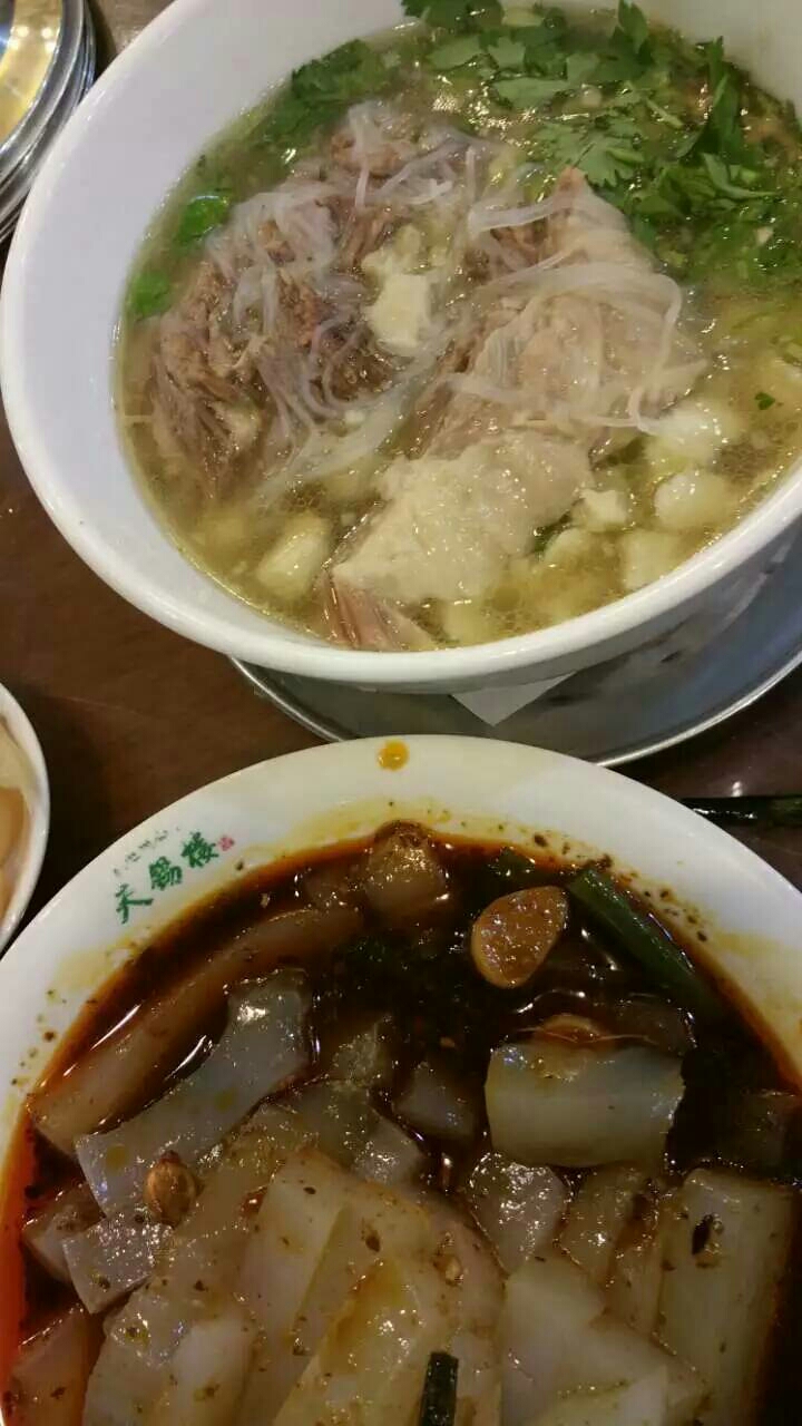 酒店不远处有一家老字号饭店"天赐楼",晚餐是西安的