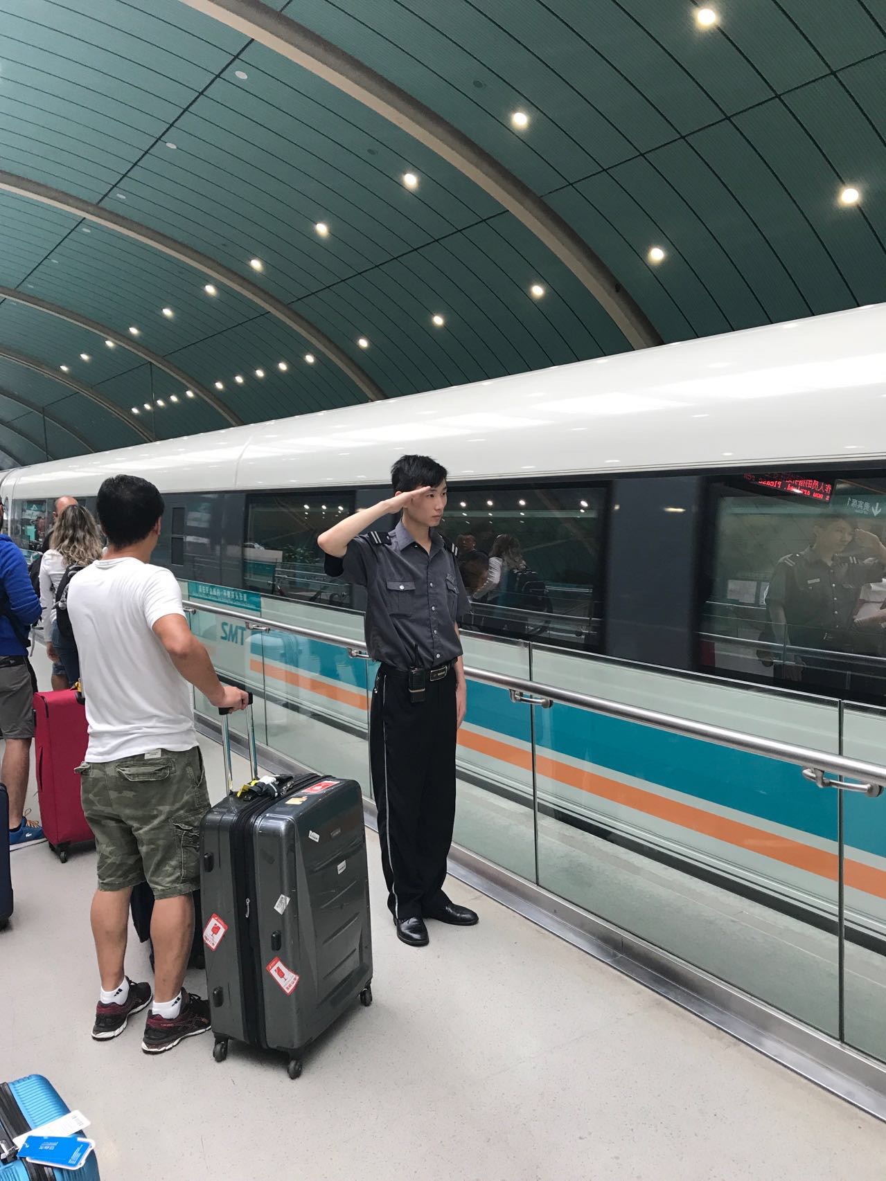 高铁人均乘坐_乘坐高铁照片(2)