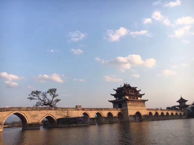 群-罗平金鸡峰丛-普者黑-坝美--元阳哈尼梯田风景区---建水古镇--滇池