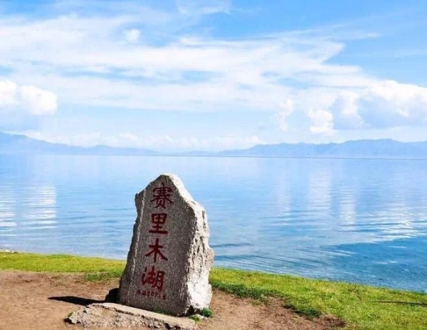 赛里木湖在哪个位置看 wKgBZ1kw42aAZGqCAAFluWeonvo83.jpeg?imageView2%2F2%2Fw%2F600%2Fq%2F100