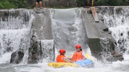 塘源口龙潭湾漂流峡谷纵深,群山环抱,河水清澈见底,河道千回百转,曲径