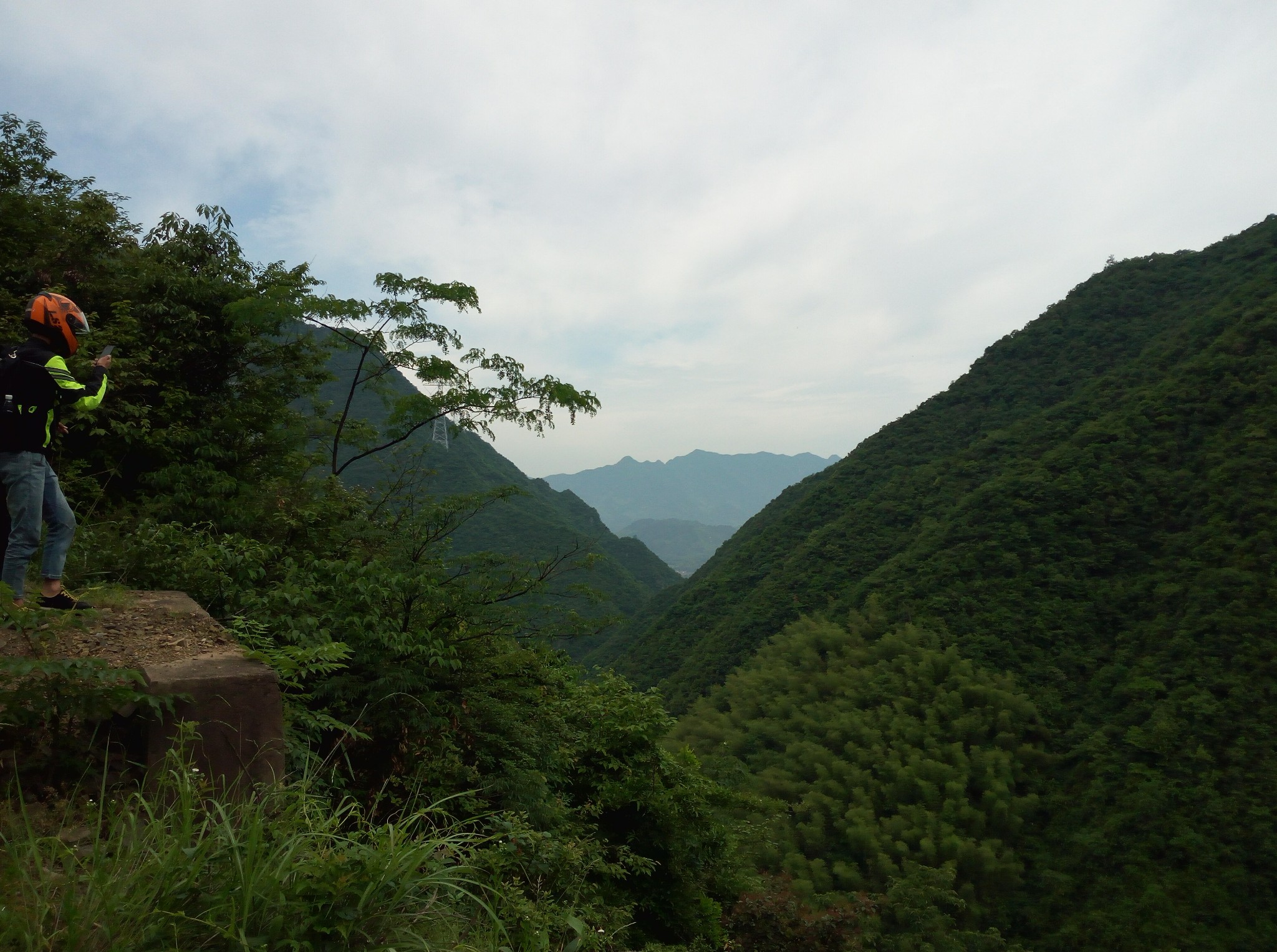 从安徽泾县月亮湾的青山绿水间到桃岭的盘山公路:行走