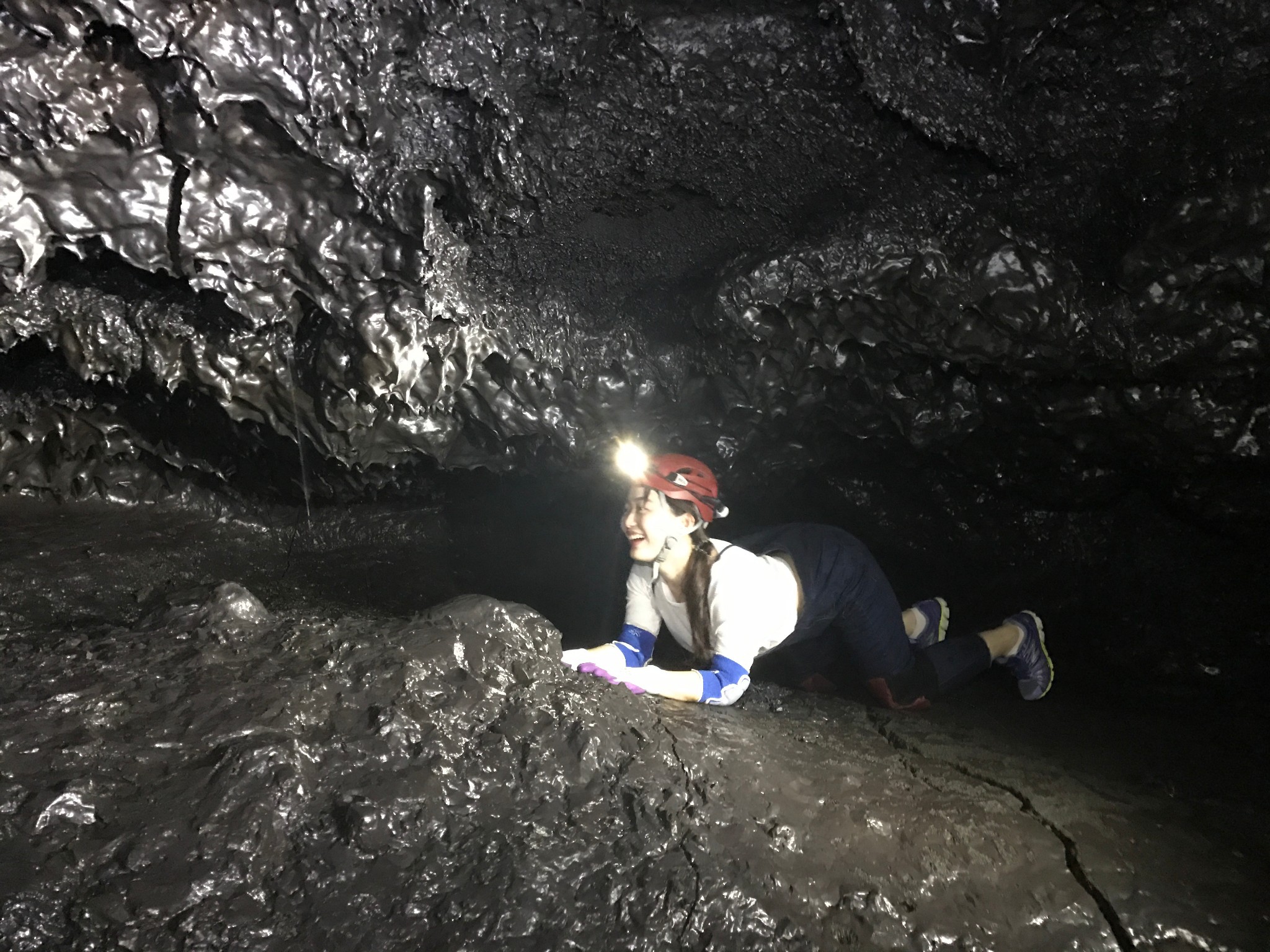 富尔奈斯火山熔岩隧道      