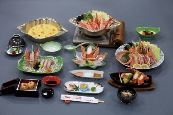 套餐名称:螃蟹肉火锅宴席 北之舞 菜品:8品 1. 前菜 2. 蟹肉豆腐 3. 醋汁帝王蟹&雪蟹 (小份) 4. 帝王蟹&雪蟹刺身拼盘 5. 雪蟹螃蟹锅(图片中显示为2人份份量,实际为1人份份量) 6. 炸蟹肉壳 7. 日本杂炊 8. 水果酸奶 套餐名称:螃蟹肉火锅会席 银之舞 菜品:9品 内容: 1.