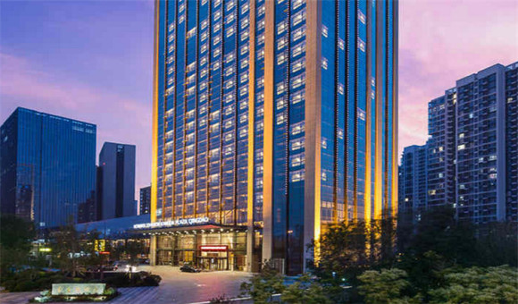 青岛康大豪生大酒店地处青岛市经济技术开发区商业中心,毗邻青岛美丽的西海岸,海景,山峦,繁华市景在此一览无余。 酒店外观 酒店大堂 精选双床房(部分展示) 精选大床房(部分展示) 入住后,不如带孩子来一场痛快的运动,健身房,大型阳光泳池都可以免费使用。 泳池 青岛金沙滩距离酒店约8公里,驾车约10分钟 唐岛湾滨海公园距离酒店约4公里,驾车约5分钟 青岛八大关景区距离景区约27公里,驾车约30分钟