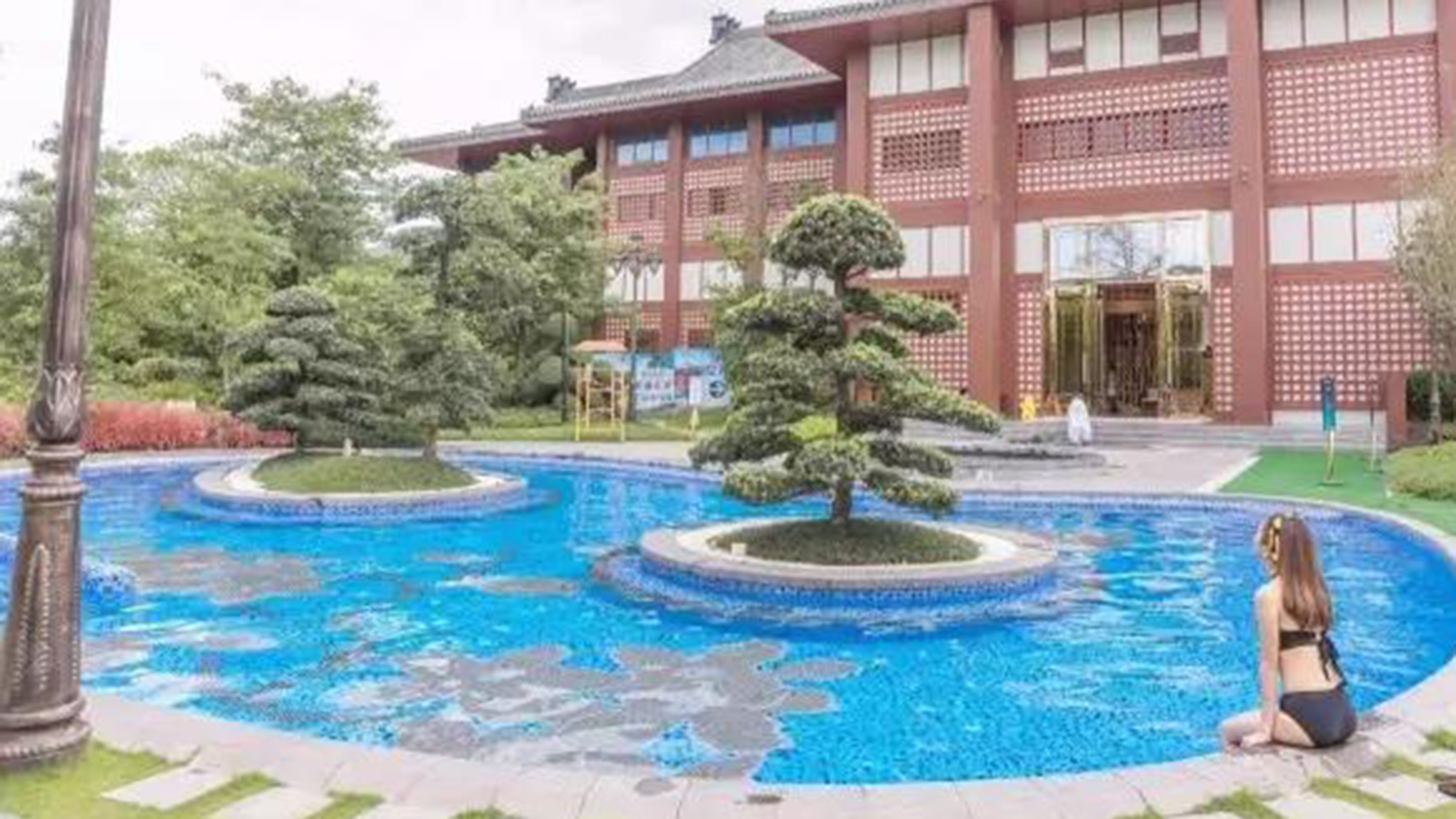 恒大泉都 首期规划世界建筑文化酒店会议区、运动中心、养生中心、商业中心、世界风情温泉小镇、果林休闲公园、生态森林公园、低密度住宅及洋房。8万平方米的异国风情温泉小镇,融汇世界八国风情温泉会馆,包括中式中草药养生温泉、韩式美容养颜温泉、德式巴登贵族温泉以及意式、土耳其式、泰式等世界著名风情温泉。 恒韵小筑(豪华别墅·洋房公寓) 酒店环境较好,绿化面积大,空气中负离子含量为40000/m³,别墅有三种不同风格装修,别墅配备齐全,每栋均有私家温泉泡池、户外烧烤炉等。 公寓洋房 温泉&mi