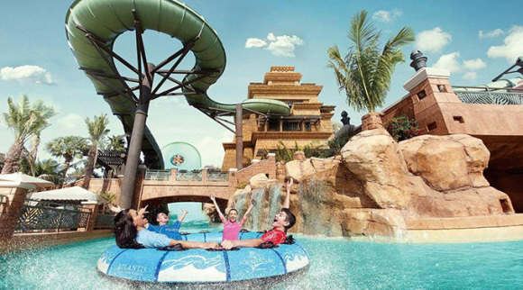 亞特蘭蒂斯水上冒險樂園 Aquaventure 樂園的建筑主題為古典神話,包括巨型海蛇,海神波塞冬和尼普頓等。海蛇怪滑梯「Aquaconda」是全世界最大的水上彈射滑梯,滑道為高纖維玻璃,360度全透明,極盡全力刺激你的腎上腺素;在波塞冬神塔和尼普頓隧道,你會體驗到海神的憤怒,伴隨著激流穿梭于高高低低的滑道。園區全部設施都通過水下隧道連接起來,快坐在游泳圈上來一段奇幻漂流。 玩耍在細膩的棕櫚島沙灘,或是躺在沙灘椅上曬太陽, 忘記現實中的一切煩惱,一起享受無邊無際的海洋。 “失