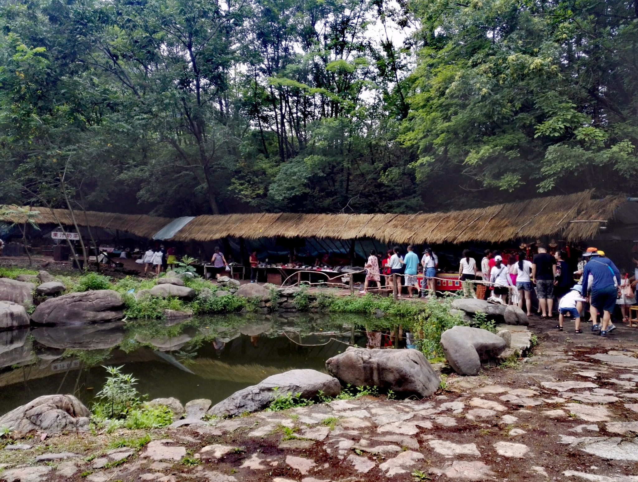 中国画家村 坐落在青山湖畔的中国画家村,由著名画家宋雨贵