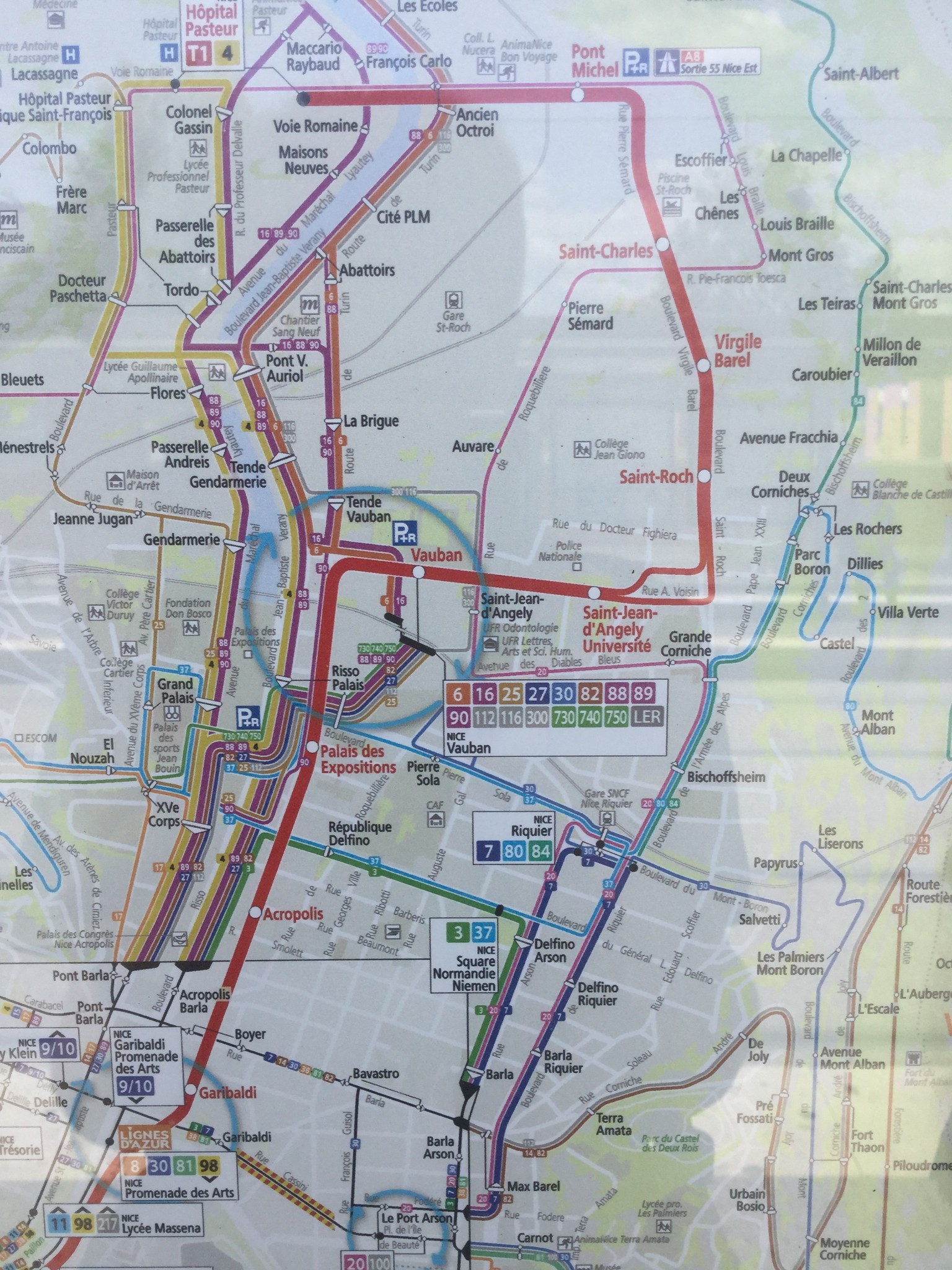 公交站牌上的公交路线图,ipad的地图上没有尼斯公交图,这张图算是救