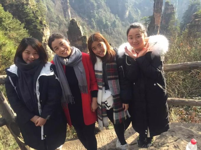由于不知道凤凰的汽车站可以在网上购票,都是第一天晚上住青旅的美女给我说你还不买票吗?我说明天早点起床去汽车站买啊"她说可以网上买票的,你现在不买明天都只能买到下午的了然后我就在网上看了一下,结果只有中午12.30的了 然后就买了 所有第二天基本也没有行程,10点钟起床,12点到汽车站,从凤凰到张家界的汽车足足走了4个小时,不过坐我旁边的居然是个帅哥也,但是遗憾的是没有留微信,给自己两耳光,讨厌 怎么这么不主动,居然不留微信,活该单身一辈子。