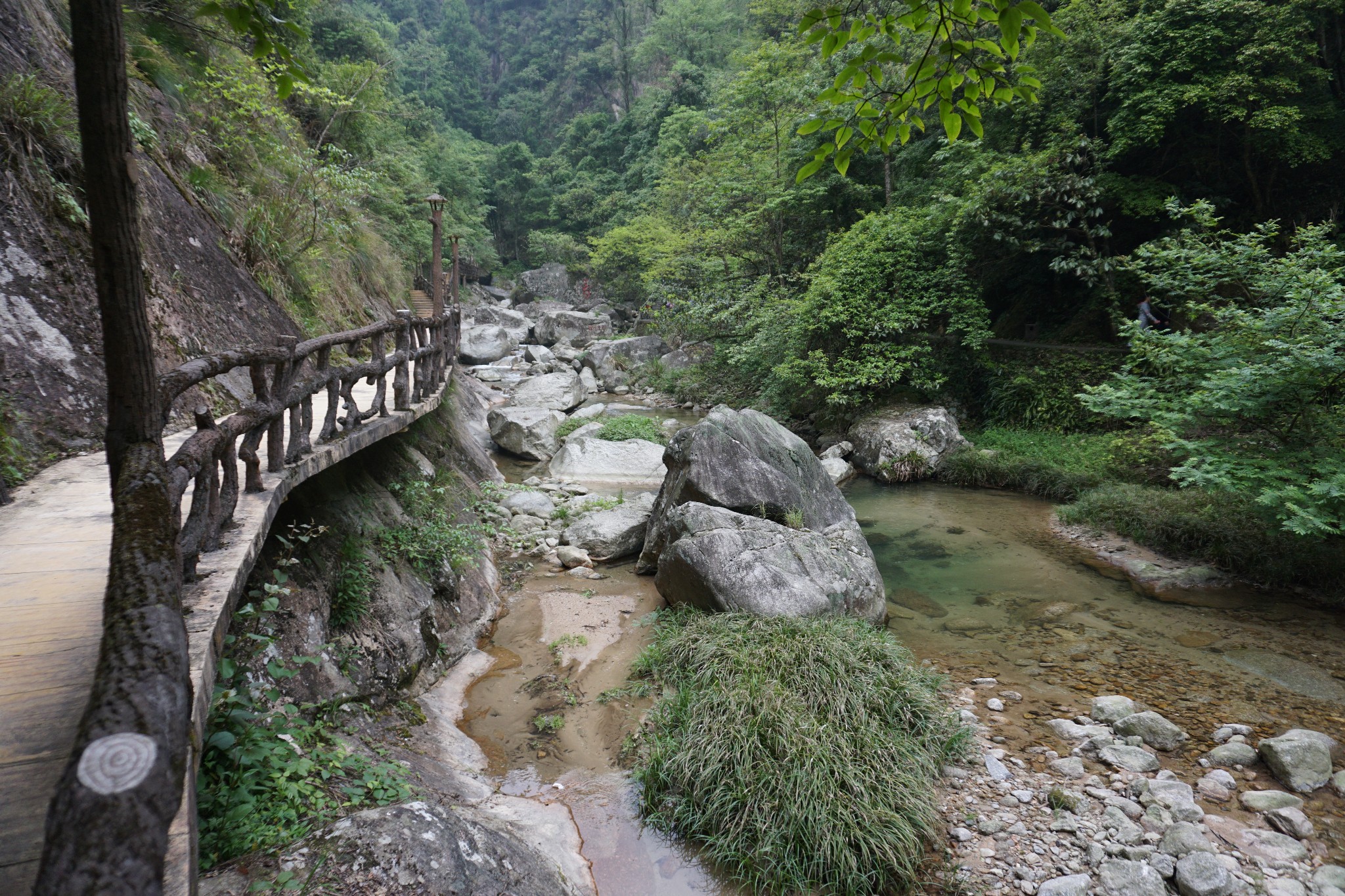 我们从景区公路左边进入桃花溪景区,溪谷里的