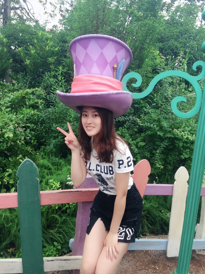 要么读书,要么旅行,身体和灵魂总要有一个在路上。难为我不爱读书,却对旅行情有独钟。已经一年半了,在生活和工作的环境中一直压抑,也没有出一次远门来释放自己。在这种只想逃离现实的压迫感中,我任性的决定离职,去看看那么大的世界。 这次出游约上了闺蜜,一个爱玩爱照相的萌妹。同样赋闲在家,同样一颗不安分的心,在这个初夏,我们手拉手来一场说走就走的旅行。 此次行程时间很长。难得有时间可以细致的走,认真感受每一个经过的城市的喧嚣和安宁,我们好彻底的来了一次深深深度游。基本上把途经的每个城市每个景点都走遍。行程安排飞机1