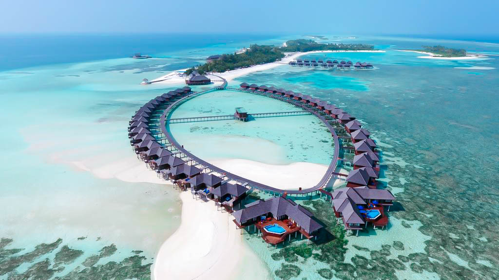 beach & spa resort坐落于马尔代夫马累环礁的东部,是一座狭长的岛屿