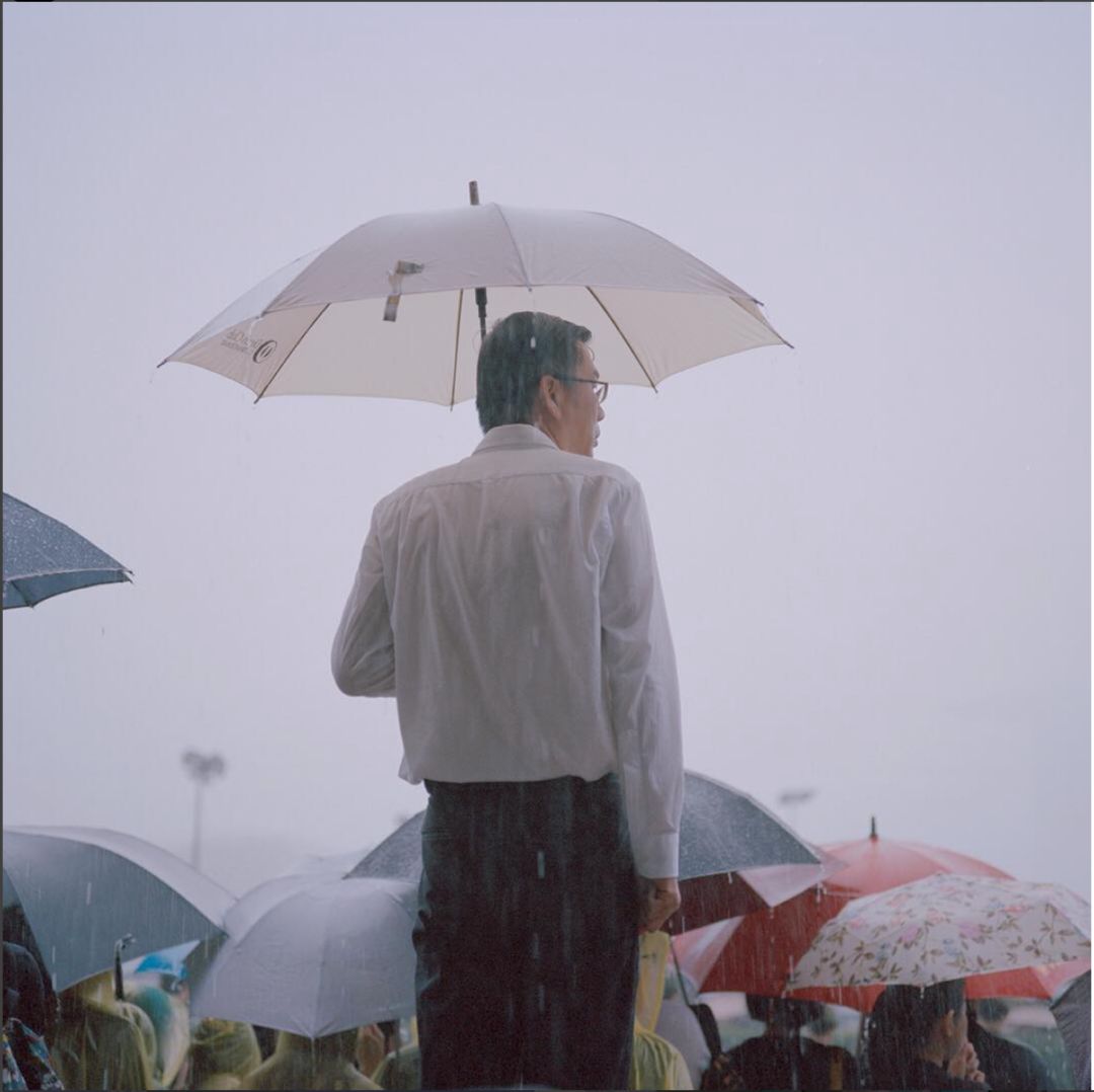 雨中撑着伞的中年男人,被淋湿的背影即将淹没在