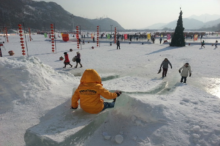 冬季旅游滑雪场_丹东到本溪滑雪一日游_本溪东风湖冰雪大世界自驾攻略