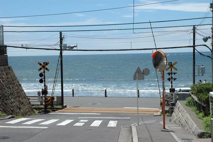 穿过铁路道口及马路,沿着楼梯而下的便是日本关东着名的湘南海岸.