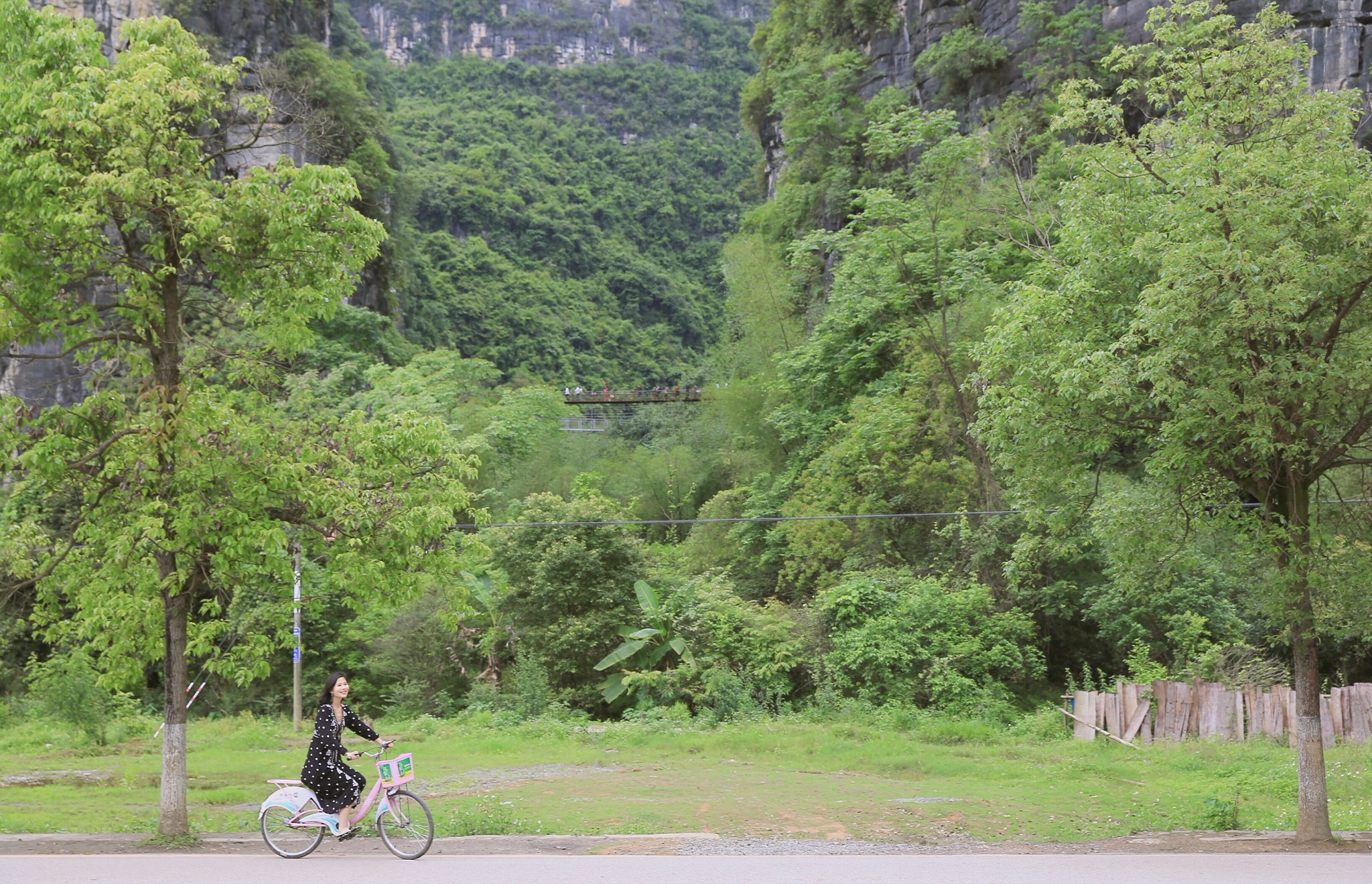 十里画廊骑行,迷上一片开满野花的草地