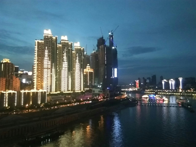 洪崖洞游玩攻略最佳路线 wKgBEFrtyGyAC_arAAyvnMfb6MY28.jpeg?imageView2%2F2%2Fw%2F680%2Fq%2F90%7CimageMogr2%2Fstrip%2Fquality%2F90