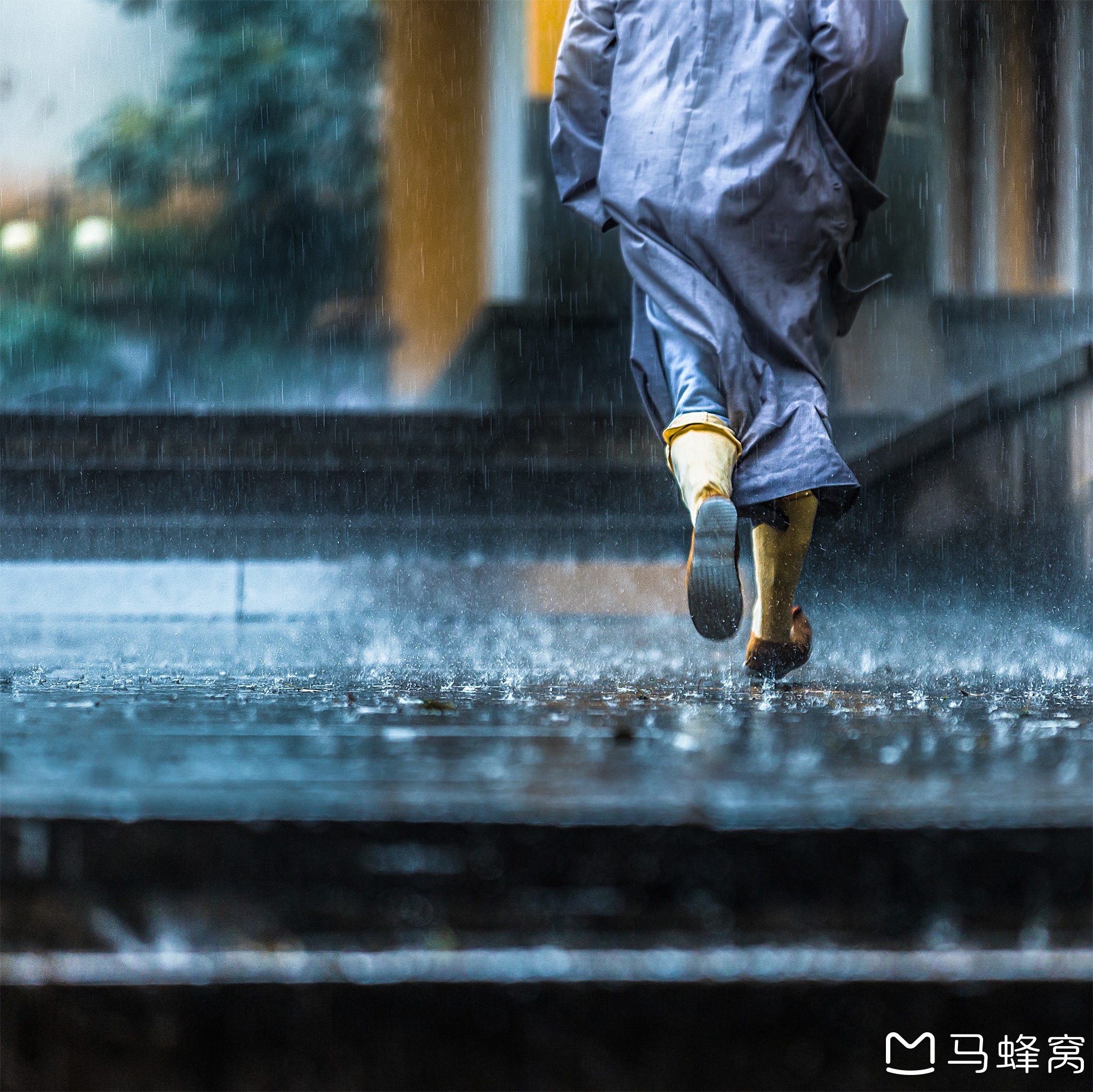 在雨中奔跑的人,纵使模糊了双眼,也依旧渴望彩虹,面带微笑.