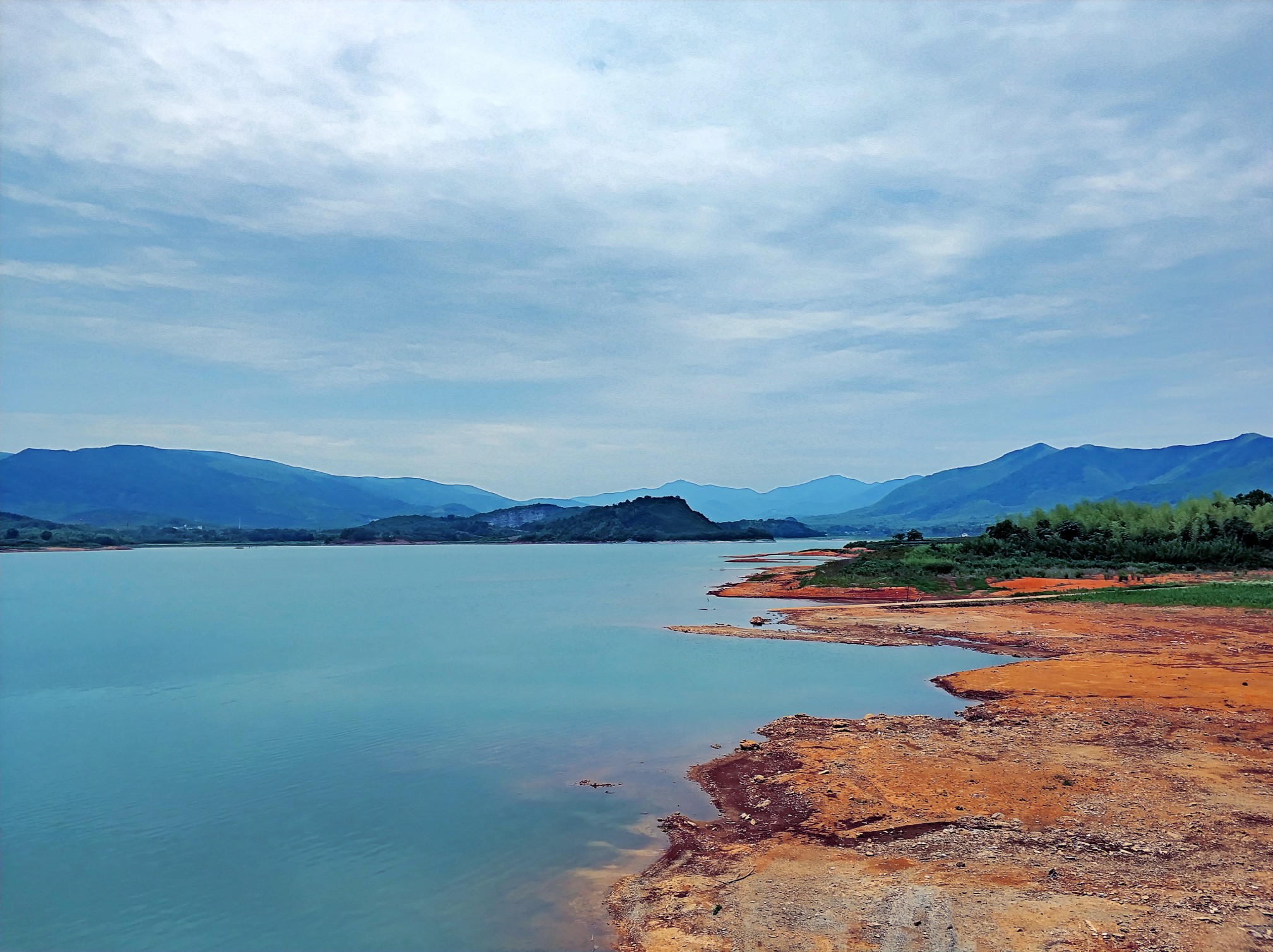 二个多小时车程便到油车水库(没什么知名度),游客不多显得安静.