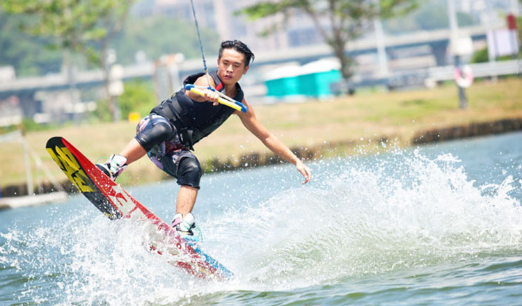 滑水运动(water skiing)是人借助动力的牵引,在水面上"行走"的水上