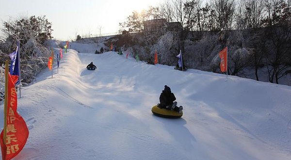 冬季旅游_丹东五龙高尔夫冰雪大世界旅游指南_冬季高尔夫滑雪场旅游