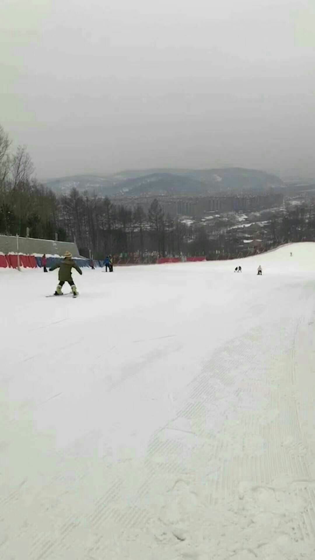 丹东冬季旅游攻略-走进丹东滑雪场-丹东淮扬冰雪大世界一日游旅游攻略