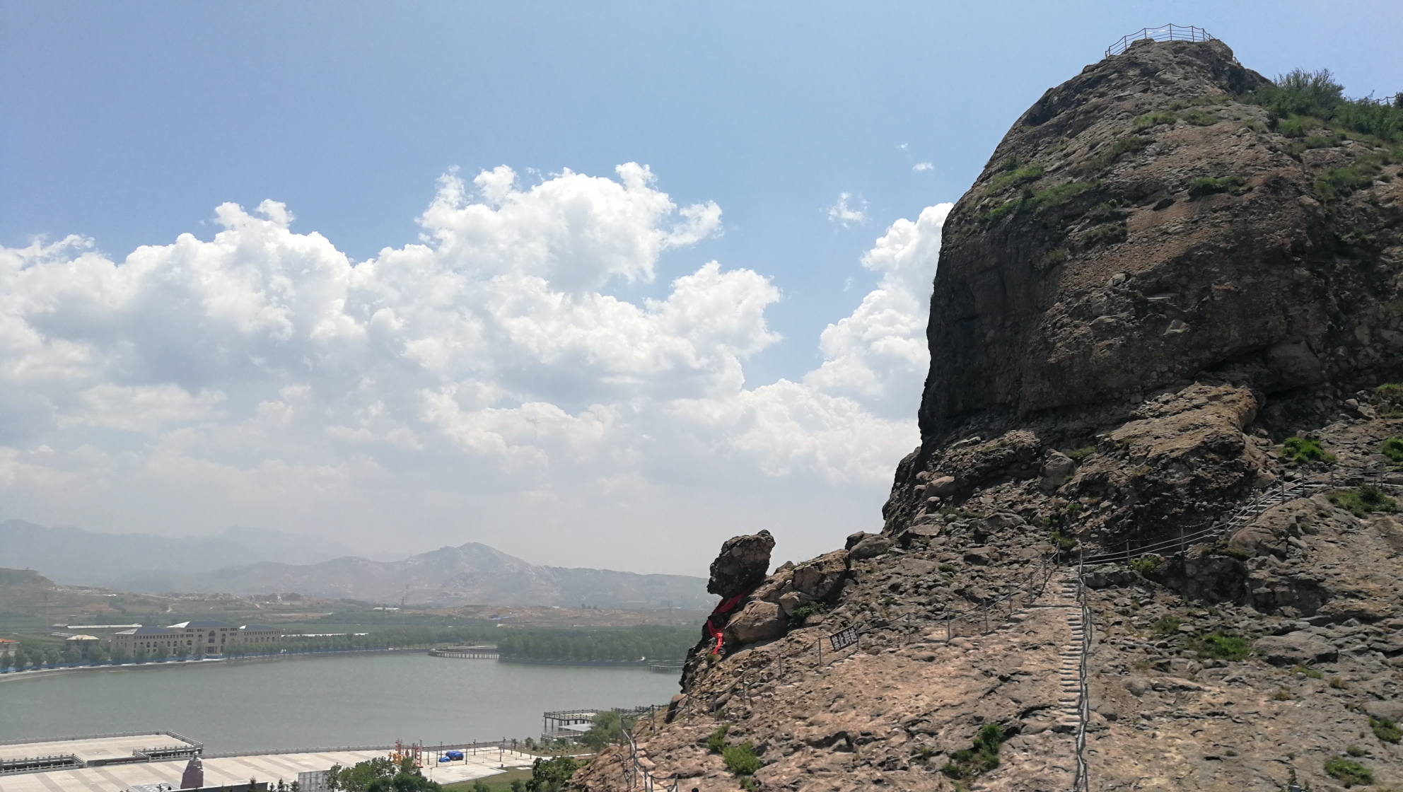 正好一个人无聊,去熊岳城转了一圈,去了望儿山(门票40),熊岳植物园