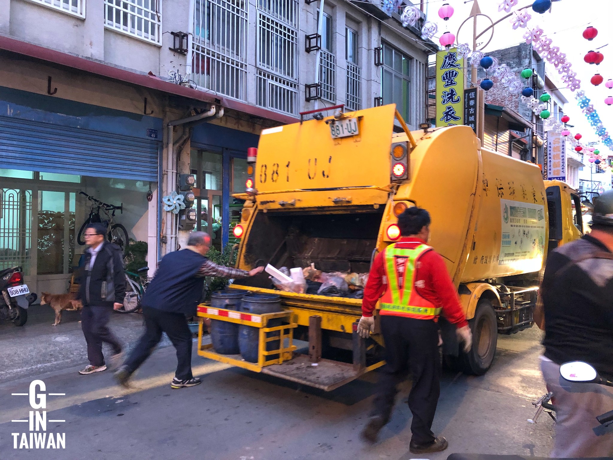 不好意思,食物下面是垃圾车!