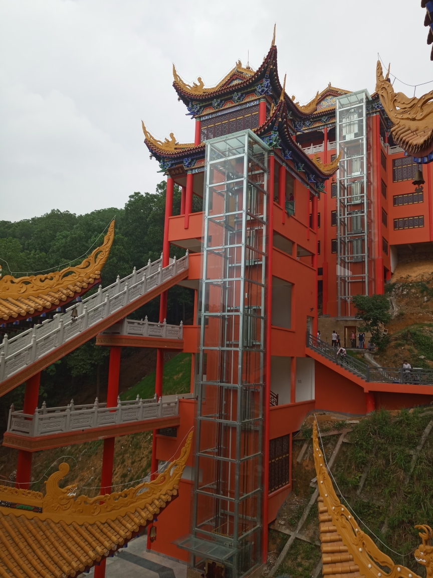 观音寺位于东莞市大岭山森林公园内.