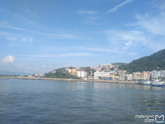虽孤悬海外,但遥望港岛,站在岛上往西、北、东望去,部分昼夜,几乎全是在锚地排队等待进港的货运海轮,足以窥见HK的国际航运、贸易、金融之地位。 23日大早,确实很早,四点就起床,带着兴奋和疲惫,上路,要爬到伶仃峰顶看日出,今生还未见过日出之壮观景象,这确实是个不错的提议即使确实很累了,但是依然和三五好友兴冲冲出发。找路,被狗追,老胳膊老腿,一个小时后终于到顶,东方已经泛白,以为马上就能见到红日,等等等,过了6点14分,只见红光,未见太阳,日出失败了,有些许遗憾,但这种年少时才有兴致去做的事情,这个时候再来一