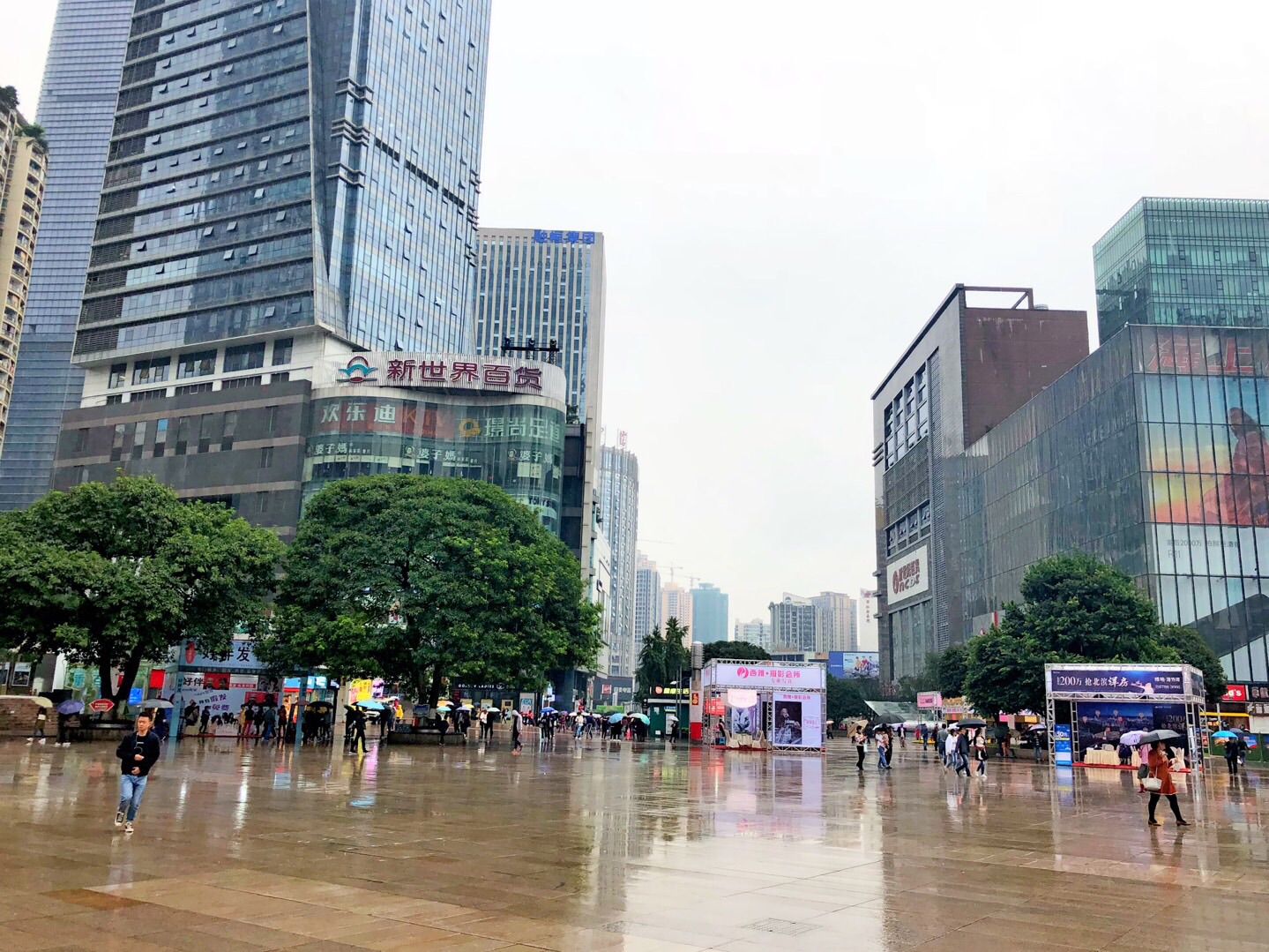 《重庆观音桥商圈雨中街景》重庆游记6)