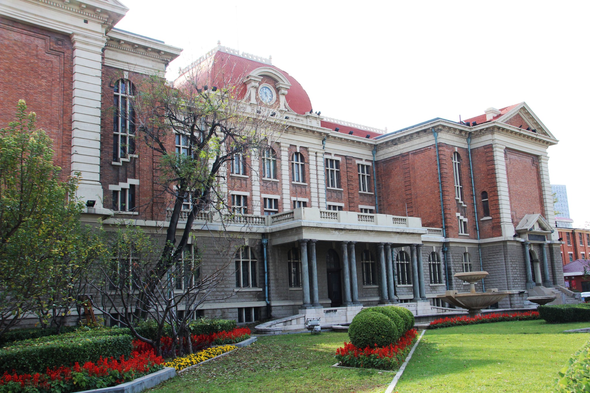 《金粉世家》中金府外景地,天津外国语大学的钟楼