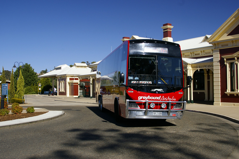 长途汽车站有来往于悉尼,墨尔本,凯恩斯和阿得雷德等地的定时客运巴士