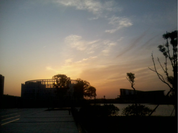 杭州的天空 wKgB20_-nOnJxOLcAAYIkpoYunk84.jpeg?imageView2%2F2%2Fw%2F600%2Fh%2F600%2Fq%2F90