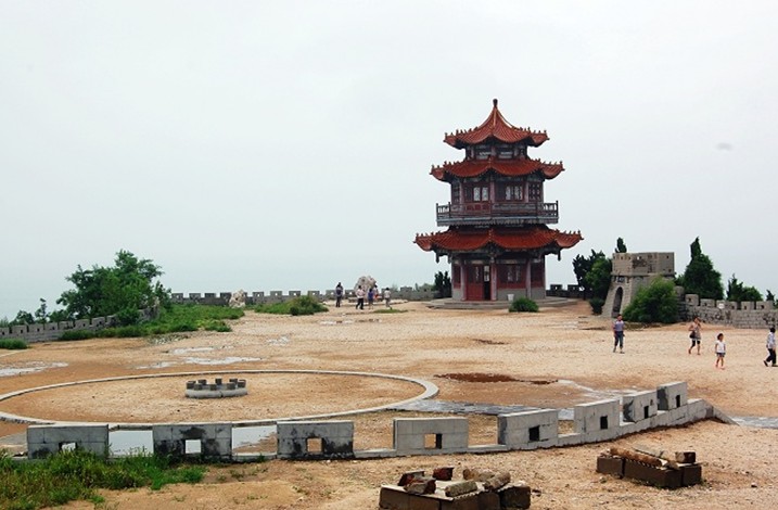 景点概况: 长岛即庙岛群岛,位于辽东半岛与山东半岛之间的渤海海峡上,32个岛屿犹如珠玑撒满碧海。这里山中有水,水中有山,山水相映,可谓妙趣天然未夺真,这种自然之美给人以亲和之感,32岛,无岛不秀,无岛不奇,是一处天然的海上大花园。独特的地理位置和优越的自然条件,使之成为候鸟迁徙的必经之地,每年途经的候鸟有200余种,百万只之多,享有候鸟驿站的美誉,已被列为国家级自然保护区、重点风景名胜区。