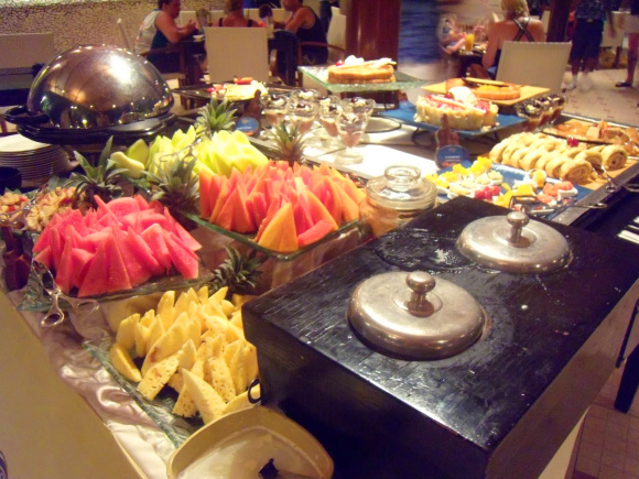 巴厘岛硬石酒店 (The Hard Rock Hotel Bali ) 位于巴厘岛最热闹的海滩区 , 是硬石集团旗下的亚洲第一座摇滚音乐主题酒店。 一进酒店大门,就看到露天的有 20 多米高的一个大电吉他。你一定无法想象酒店的大厅竟是可以轻松听音乐的吧台、也是演唱会的场地,甚至是一座音乐博物馆。 酒店的每一个角落,几乎不会错过任何音乐的影子。从五十年代到现在当红艺人的音乐文物、手稿、唱片封面和歌手穿戴过的服饰等等,处处让你充满惊喜。