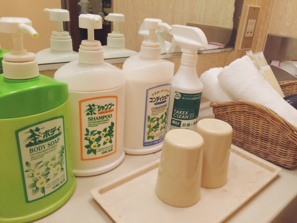 宾馆用的沐浴露 wKgBs1Z6jSSAPUoAAAMdH_NLhKQ45.jpeg?imageView2%2F2%2Fw%2F600%2Fh%2F600%2Fq%2F90