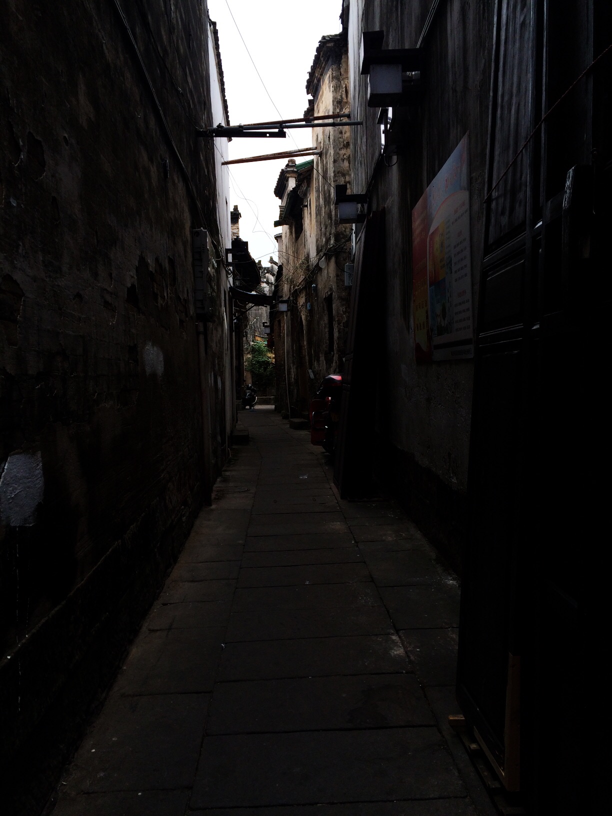 小巷子,黑又窄