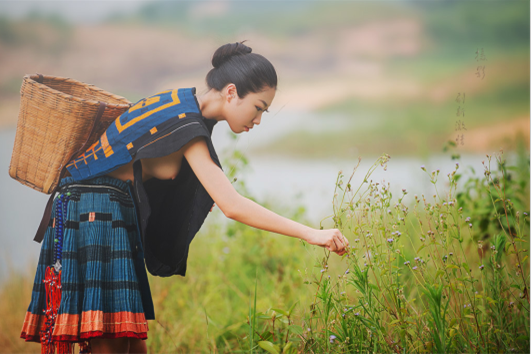 瑶族女人内衣_白裤瑶族女人(2)