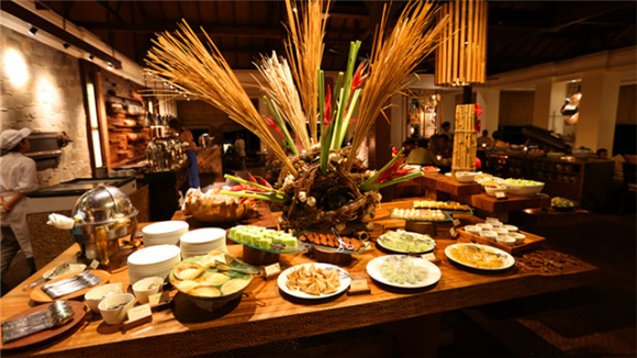 餐厅介绍:巴厘岛君悦酒店是一流的豪华度假村,坐落于努沙度瓦 (Nusa Dua) 的海滩沿岸,距巴厘岛国际机场仅 15 分钟车程, 古代庙宇和民俗景点也近在咫尺。 Pasar Senggol餐厅提供巴厘岛美食和欣赏手工艺品。不仅可以品尝到巴厘岛美食, 还可观赏到当地著名的巴龙舞表演,让您感受来自巴厘岛的民俗风情。吃喝,看表演尽在于此。 餐厅地址:Kawasan Wisata Nusa Dua BTDC, Nusa Dua 巴厘岛凯悦酒店自助晚餐: (以上仅供参考,具体时令餐食出品以餐厅当天出品为准