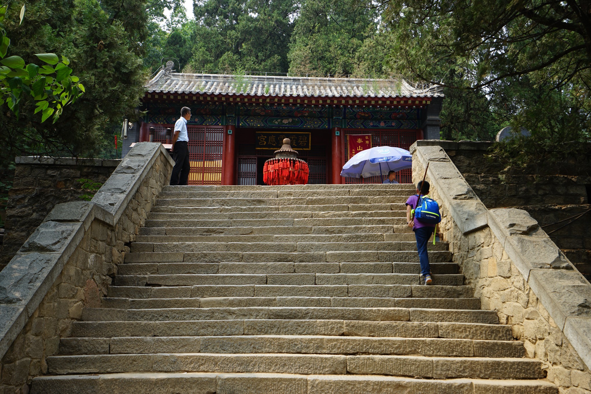 经过碧霞祠,泰山的神,又叫泰山奶奶庙,其实在山顶才是正宗的,这种是