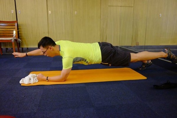 平板支撑的正确练习 wKgBs1edhdaAbQthAAC9jmtzVLQ24.jpeg?imageView2%2F2%2Fw%2F600%2Fh%2F600%2Fq%2F90