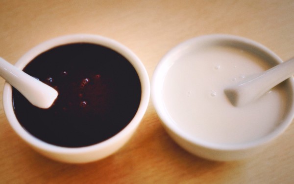 芝麻糊和杏仁茶,芝麻糊味道太甜了,而且有点稀,杏仁茶我们四人都一致午餐肉烩大白菜图片