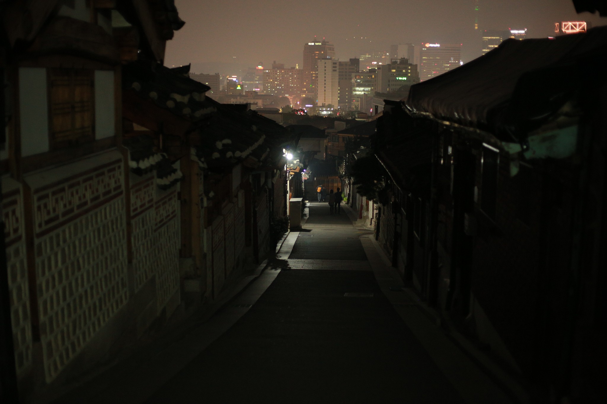 到处悠悠晃晃,已然天黑,还掉衣服走出韩屋村,整个村子已经安静下来